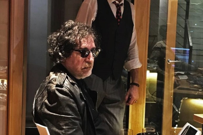 Roberto Pettinato en el estudio de grabación con Charly García.