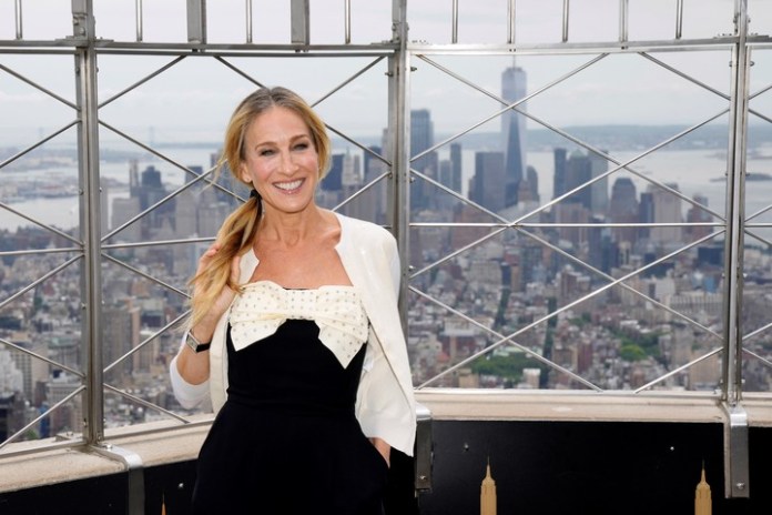 Sarah Jessica Parker y una postal de Nueva York, en el Empire State. Foto: Charles Sykes/Invision/AP