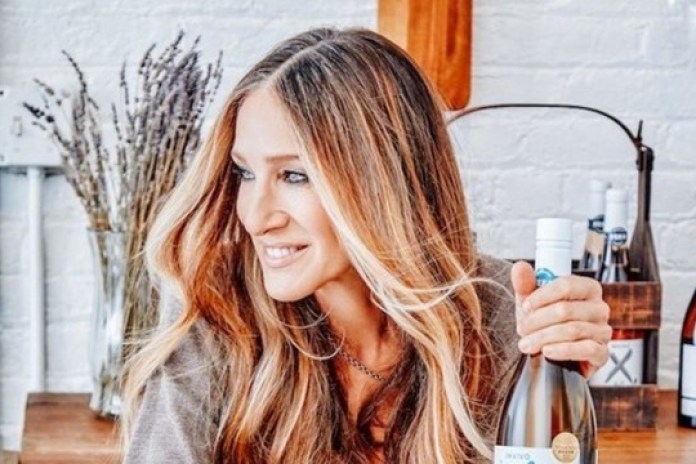 Entre sus múltiples emprendimientos, Sarah Jessica Parker tiene su marca de vino, Invivo X, SJP.