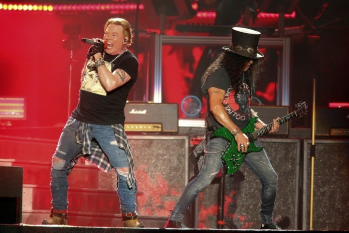 Axl Rose junto a Slash, quien despreciaba el tema. Foto AP