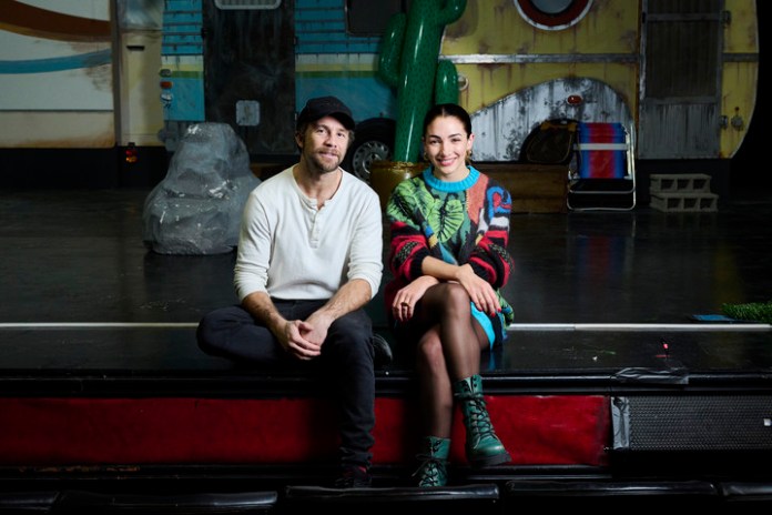 Nico "Tacho" Riera y Thelma Fardín viven una historia de amor y trabajan juntos en "Motorhome". Foto: Cleo Bouza.