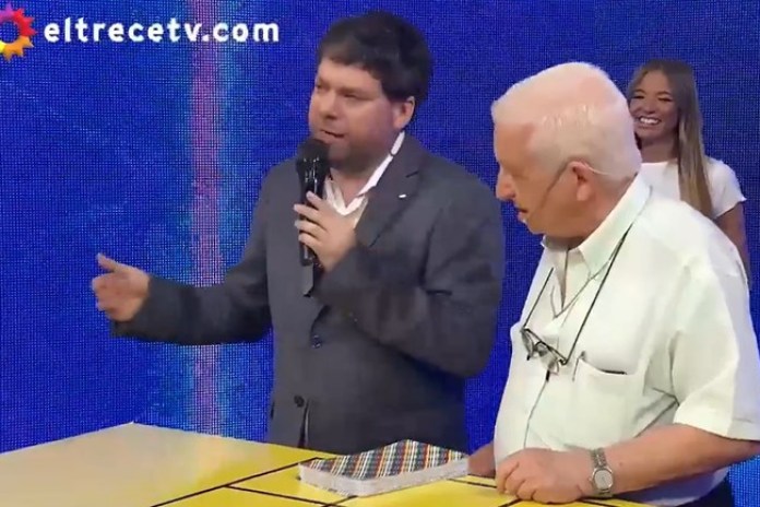 Guido Kaczka, junto a un participante de "Bienvenidos a bordo" (El Trece). Captura TV.