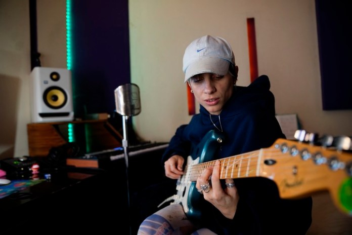 Clara Cava en su estudio casero, el centro de operaciones de su producción. Foto: Emmanuel Fernández