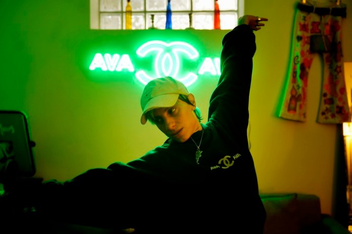 Clara Cava en su casa/estudio, con logo de neón de fondo. Foto Emmanuel Fernández