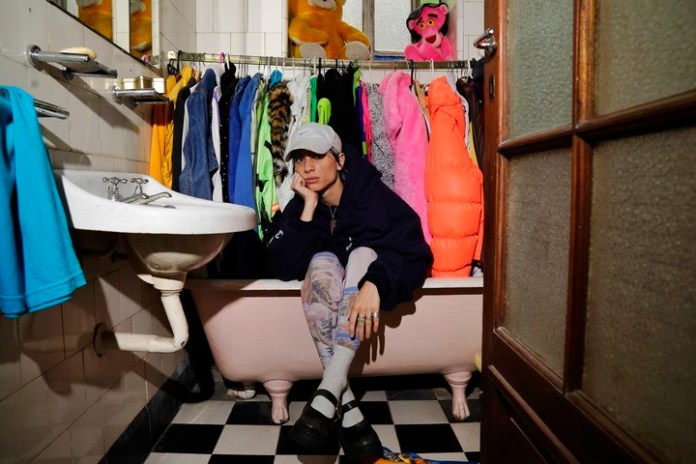 Clara Cava en un baño que convirtió en placard para colgar ropa. Foto Emmanuel Fernández 