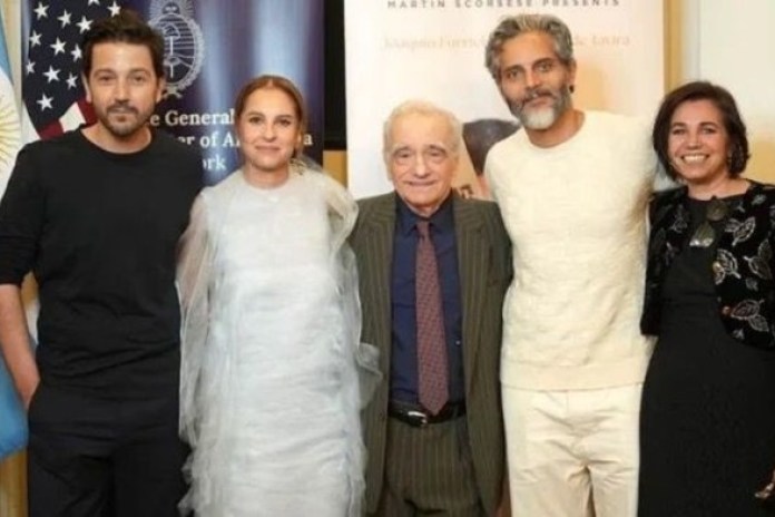 Martin Scorsese junto a Joaquín Furriel, Celina Murga y el equipo de "El aroma del pasto recién cortado" en el consulado argentino de Nueva York. Foto de prensa
