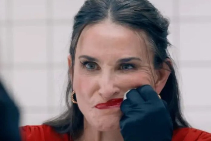 El personaje de Demi Moore quiere seguir siendo joven y bella, pero las consecuencias son terribles. Fotos BF Paris