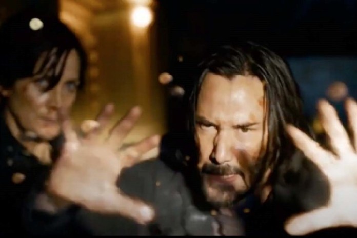 Por más que parezca que Neo (Keanu Reeves) pone las manos para parar lo inevitable, hubo una cuarta de "Matrix", que fue una decepción.