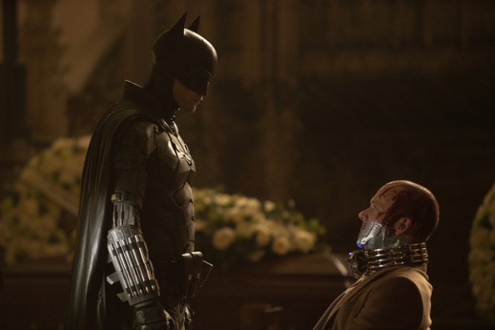 Robert Pattinson, un Bruce Wayne algo emo en "The Batman", que reestrenan en breve y tendrá su propia secuela en 2026.