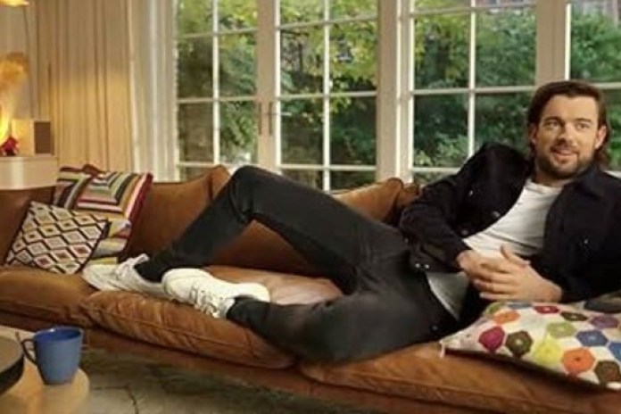 Jack Whitehall es un coemdiante y presentador de TV británico, que tiene fascinación por contar su vida en cámara.