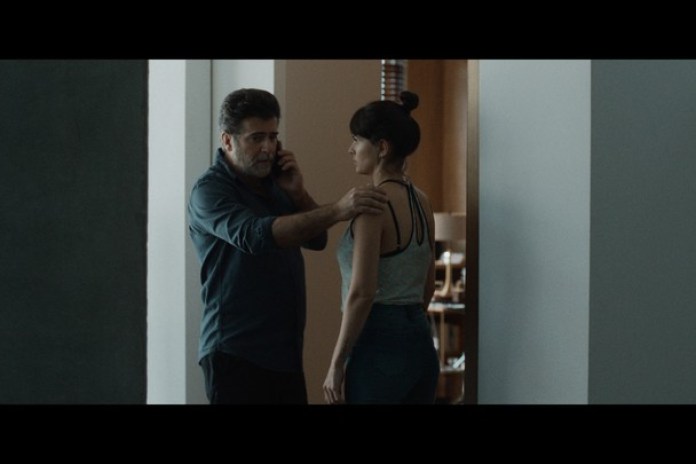 Rafael Spregelburd y Eugenia Suárez, en una escena de "Linda".