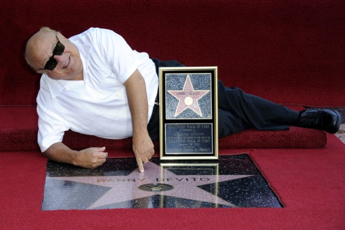 Danny DeVito con su estrella, en el Paseo de la Fama de Hollywood. Foto: EFE/Paul Buck
