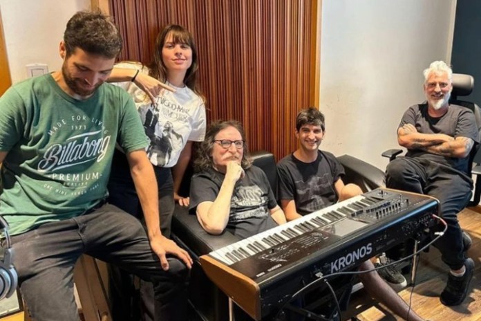 Charly García junto a parte de sus músicos y el empresario José Palazzo, durante la grabación de "La lógica del escorpión". Foto: @charlygarciaBG