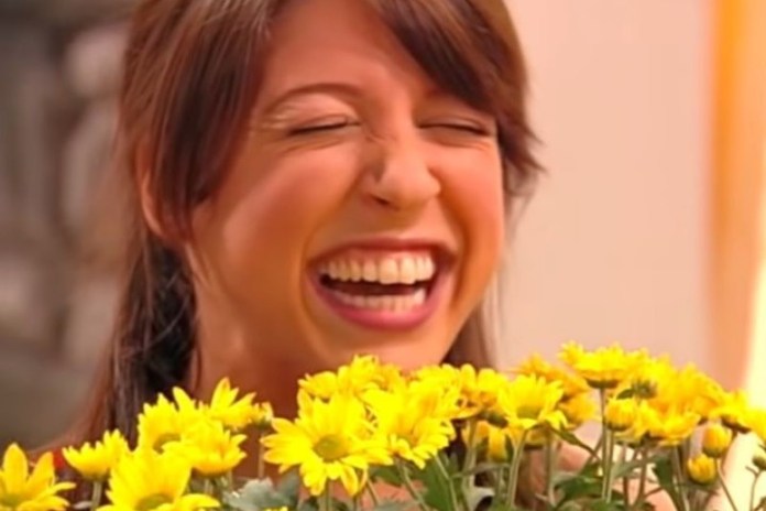 La costumbre de regalar flores amarillas viene de la serie "Floricienta".