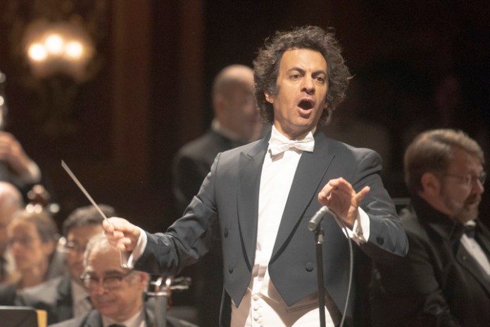 Alejo Pérez, a cargo de la dirección de la popularmente conocida como "Sinfonía de los mil", de Mahler. Foto: Prensa Teatro Colón/ Arnaldo Colombaroli