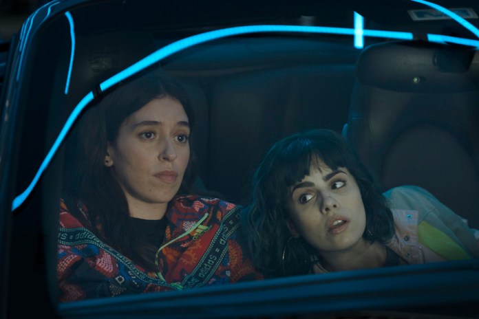 El guion que hace más hincapié en las situaciones ridículas y los diálogos que tratan de marcar el contrapunto jocoso.