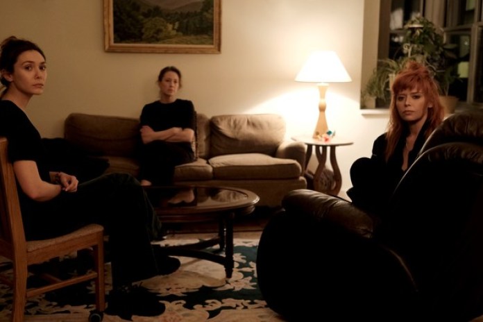 Las tres hijas Desde el viernes en Netflix. La película bucea en la vida de un anciano a punto de morir y sus tres hijas de matrimonios diferentes. Actúan Natasha Lyonne, Elizabeth Olsen y Carrie Coon.