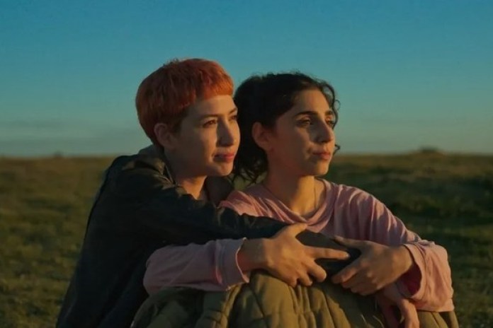 "Como el mar", con Sofía Gala y Zoe Hochbaum, se estrena el miércoles por Disney+. 
