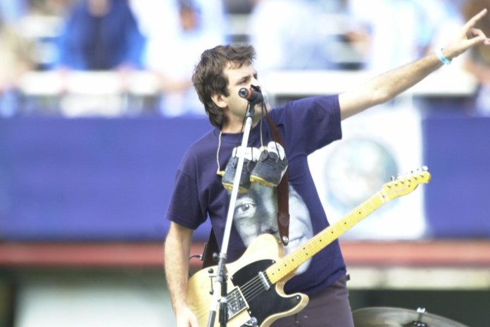 Los Piojos en el homenaje a Maradona en la cancha de Boca Juniors antes del partido homenaje.Foto archivo