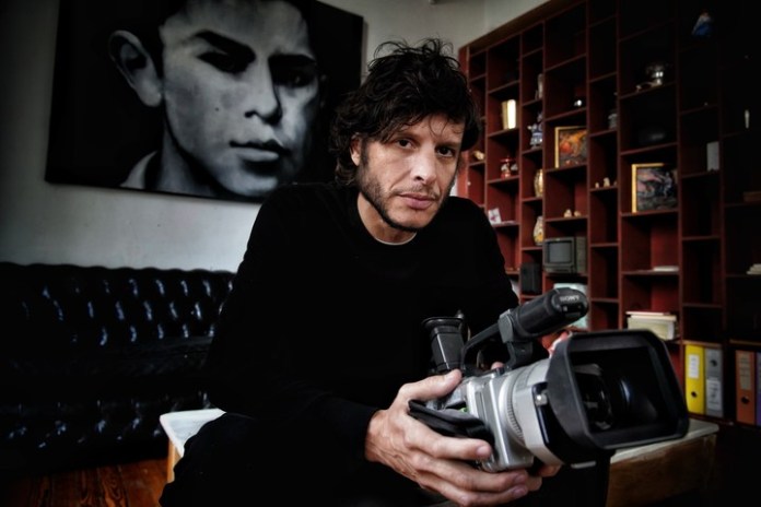 Luis Ortega y la cámara. "El Jockey" viene del Festival de Venecia y representará a la Argentina en Hollywood y en España. Foto: Ariel Grinberg 