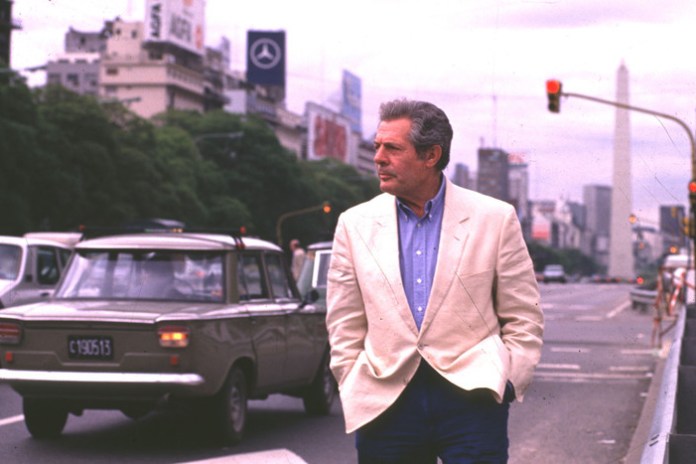 Mastroianni caminando por la Avenida 9 de julio, en 1992. Había venido a rodar "De eso no se habla", de María Luisa Bemberg. Fotos Archivo Clarín