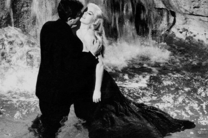 Con Anita Ekberg en la Fontana di Trevi, en "La dolce vita". Cuando murió Marcello, la fuente se apagó simbólicamente y se cubrió de negro como homenaje.
