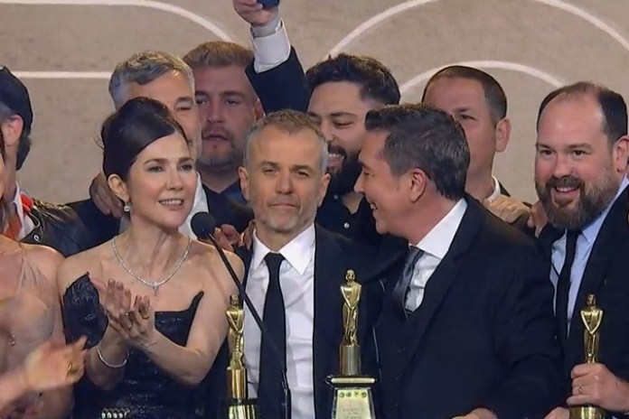Cristina Pérez y Rodolfo Barili, de "Telefe Noticias", a pura sonrisa y con el Martín Fierro de Oro.