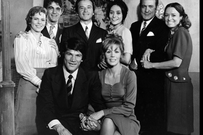 El elenco de La Mary con Rivera López. El actor está parado y es el segundo integrante de izquierda a derecha.