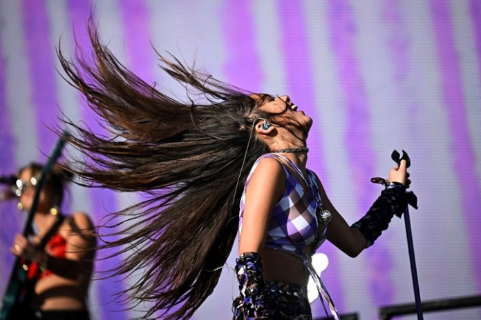 Olivia Rodrigo, en el británico festival de Glastonbury. Pasó de ser una chica Disney a una súperestrella pop. Foto Reuters 