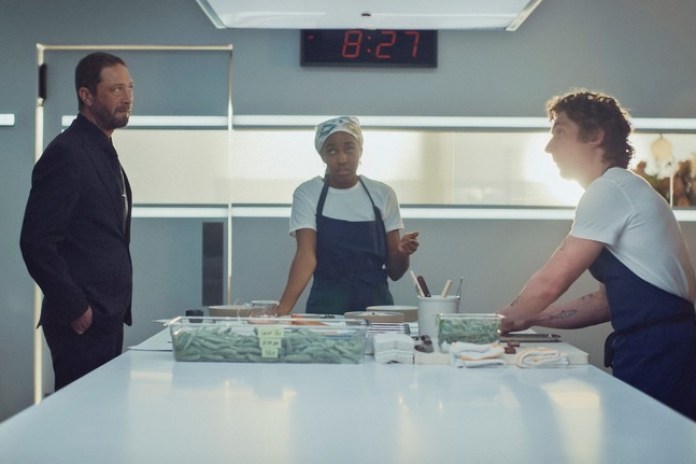 Ebon Moss-Bachrach, Ayo Edebiri y Jeremy Allen White en una escena de "El Oso". Foto: FX