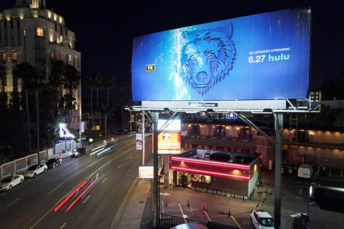 Un afiche gigante de "El Oso" se colocó en pleno Sunset Boulevard la noche antes del anuncio de las nominaciones a los premios Emmy. Foto: Reuters