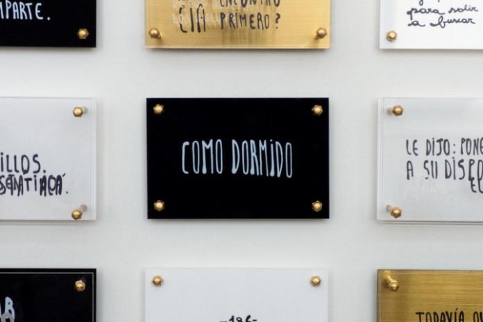 La muestra "Mecanismo de acción" es un homenaje de Dina Roisman a su padre Félix, muerto en el atentado a la AMIA. En el Centro Cultura de la Memoria Haroldo Conti.