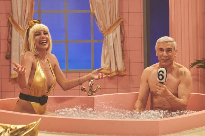 De Zer, en la bañadera de un programa de TV: ¿a quién le recuerdan?