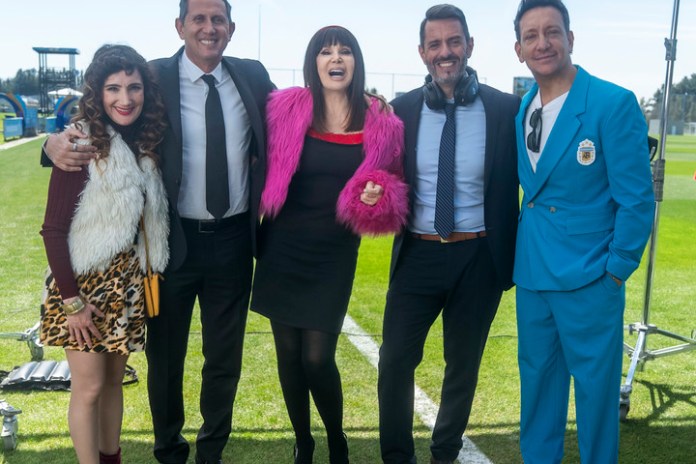 Futboleros. Jorgelina Aruzzi, Juan Pablo Varsky, Susana Giménez, Pablo Giralt y Nico Vázquez, en el verde césped.