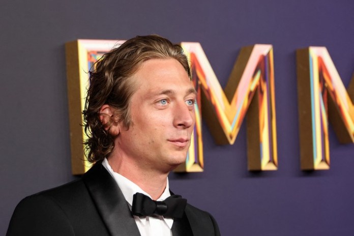 Jeremy Allen White ganó por segundo año consecutivo por su protgónico en "El oso". 