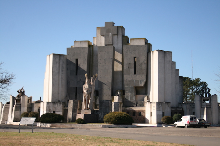 portal del cementerio municipal de azul 01
